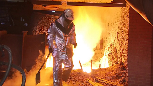 韩国全南道光阳铸铁厂炼钢的MS Shot视频素材