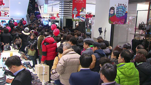 韩国首尔，人们在百货商店里浏览视频素材