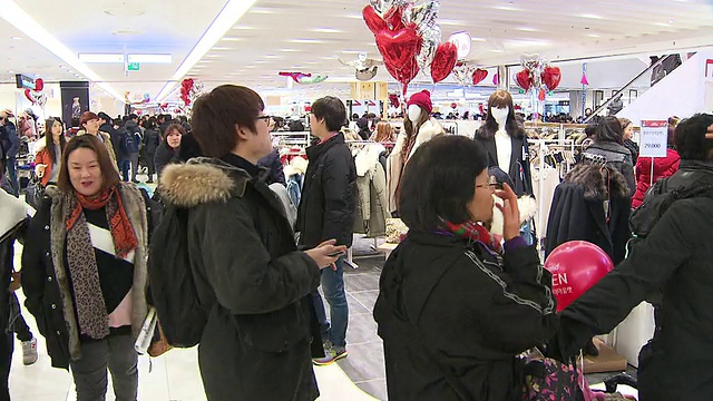 MS T/L人们在百货商店里浏览的照片/首尔，韩国首尔视频素材