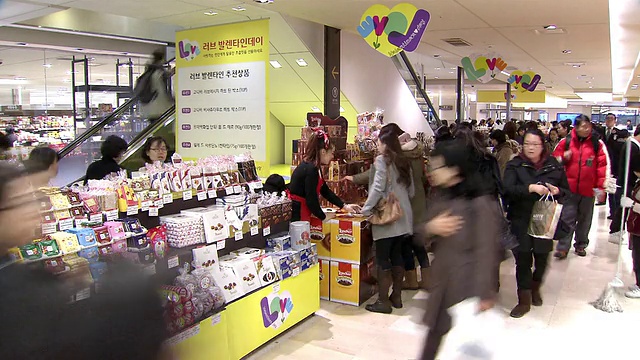 MS T/L人们在百货商店购物的照片/首尔，首尔，韩国视频素材