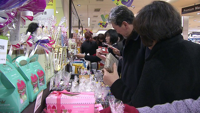 首尔，韩国首尔，人们在百货商店为情人节购买巧克力视频素材