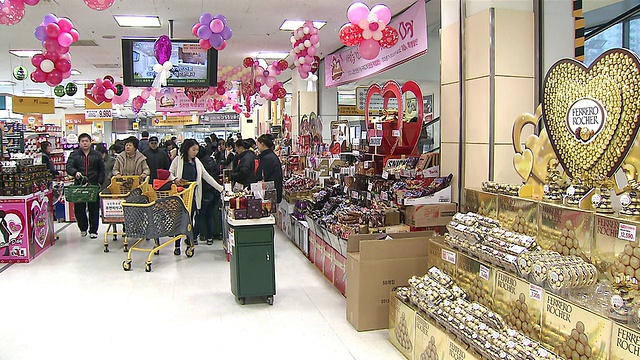 首尔，韩国首尔，人们在百货商店为情人节购买巧克力视频素材