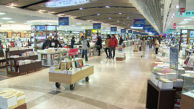 MS PAN摄于京保书店(亚洲最大的书店之一)/韩国首尔视频素材