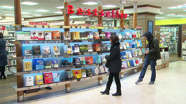 MS Shot of People at Kyobo Book Store(亚洲最大书店之一)/ Seoul, Seoul, South Korea视频下载
