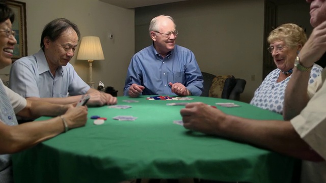 老人在纸牌游戏中获胜视频下载