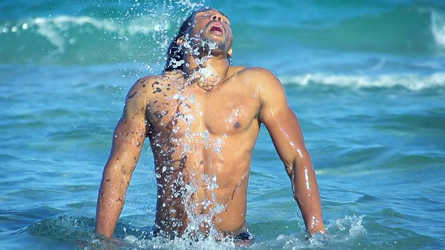 HD超级慢莫:性感男人在水里翻头发视频素材