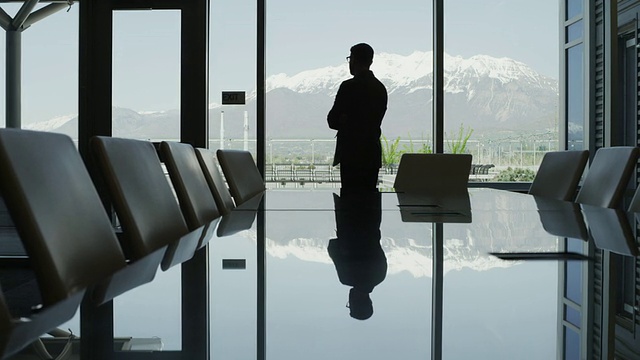 图为一位商人站在会议室的剪影，犹他州，美国，视频素材