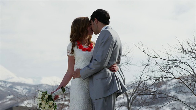 新娘和新郎在户外接吻的中延时拍摄/美国犹他州视频素材