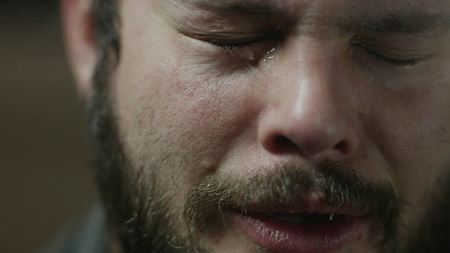 时间流逝近距离拍摄的眼泪流下胡子男子的脸/奥勒姆，犹他州，美国，视频下载