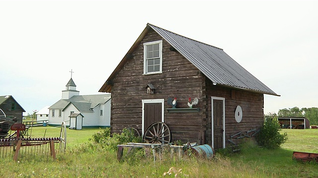 MS摄影:带教堂和农具的小家/ Drumheller，加拿大阿尔伯塔省视频下载