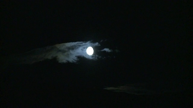 WS T/L在加拿大拉布拉多的托加Mtns看到的月亮升起时的云视频素材