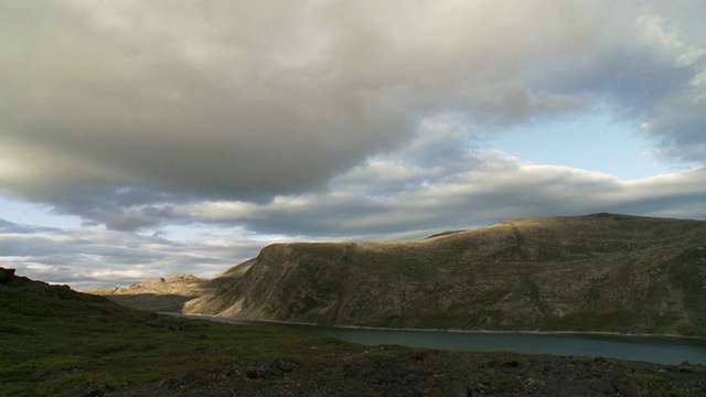 乌云移动的天空与大山丘和河流移动/托加Mtns，拉布拉多，加拿大视频素材