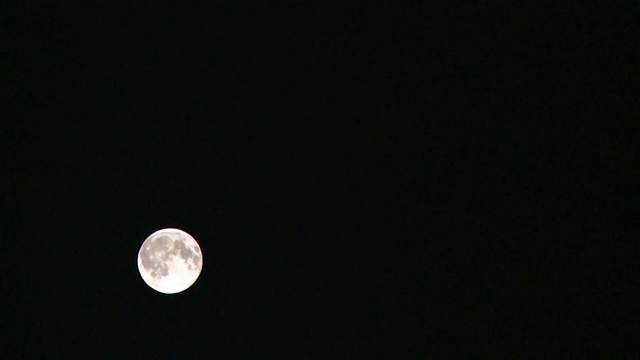 WS T/L从加拿大努纳维特的Arviat帧中看到的月亮移动视频素材