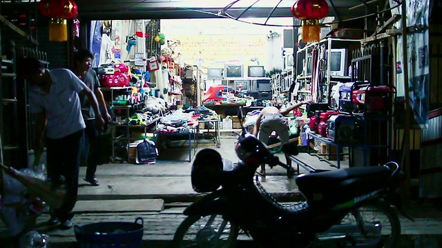 MS SLO MO拍摄的小商店晚上关闭和妇女扫地/琅勃拉邦，老挝视频下载