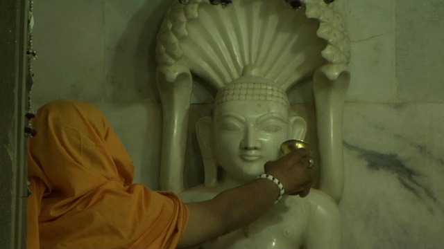 古吉拉特邦香潘尔帕尔沙夫纳特耆那寺祭司沐浴下视频下载