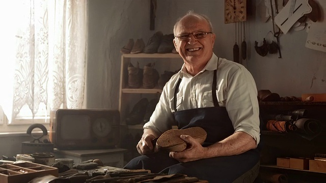 高清多莉:一个鞋匠的肖像视频素材