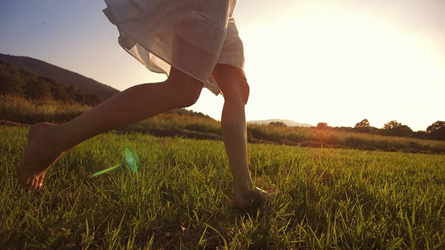 高清超级慢动作:赤脚在草地上跑步视频下载
