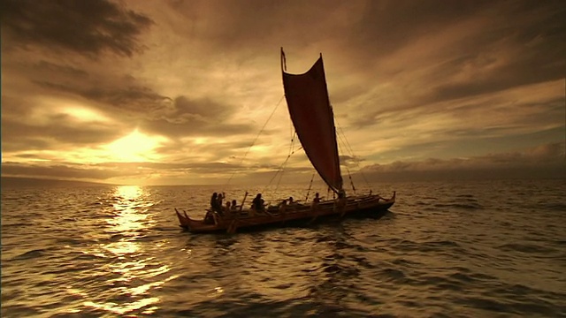 长镜头右追踪-波利尼西亚移民横渡海洋前往夏威夷。美国夏威夷/视频素材