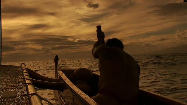中等手持式-一名波利尼西亚男子划着独木舟横渡海洋前往夏威夷。美国夏威夷/视频素材