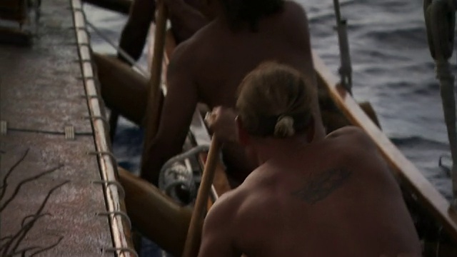 中等手持式-波利尼西亚人划独木舟。美国夏威夷/视频素材