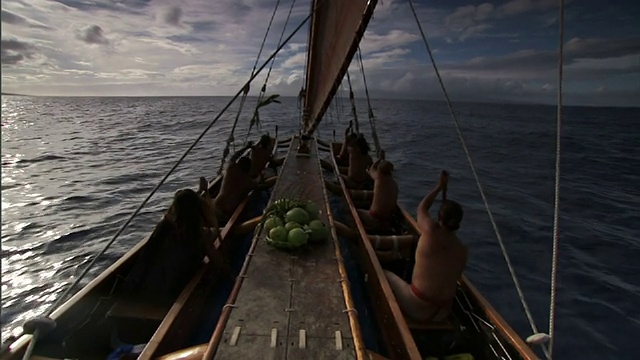 手提式广角镜头-波利尼西亚男子在太平洋上划着双体独木舟。美国夏威夷/视频素材