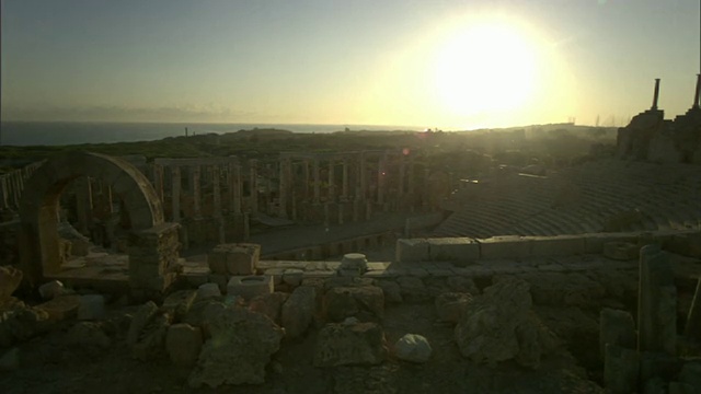一颗灿烂的太阳升起在利比亚的罗马废墟Leptis Magna上。利比亚Leptis Magna视频素材