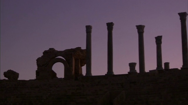 低角盘-右石柱塔上的装饰墙。/的黎波里,利比亚视频下载