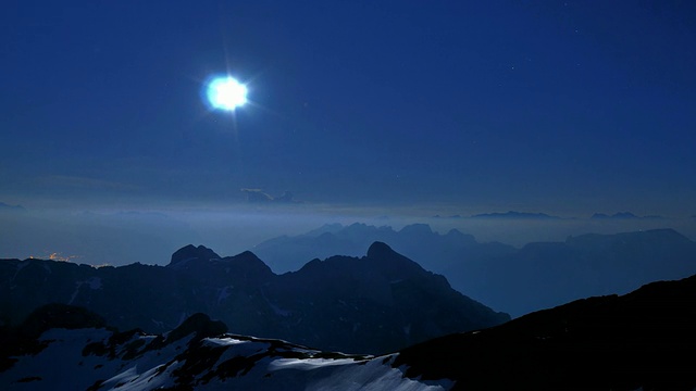 满月越过山脉，阿尔卑斯山，从SÃ ntis视频素材