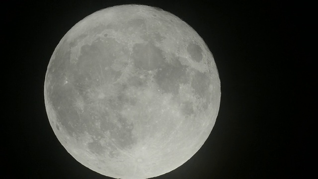 满月出现在云后视频素材