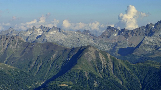 山景和云雾，阿尔卑斯山，夏日阳光灿烂视频下载