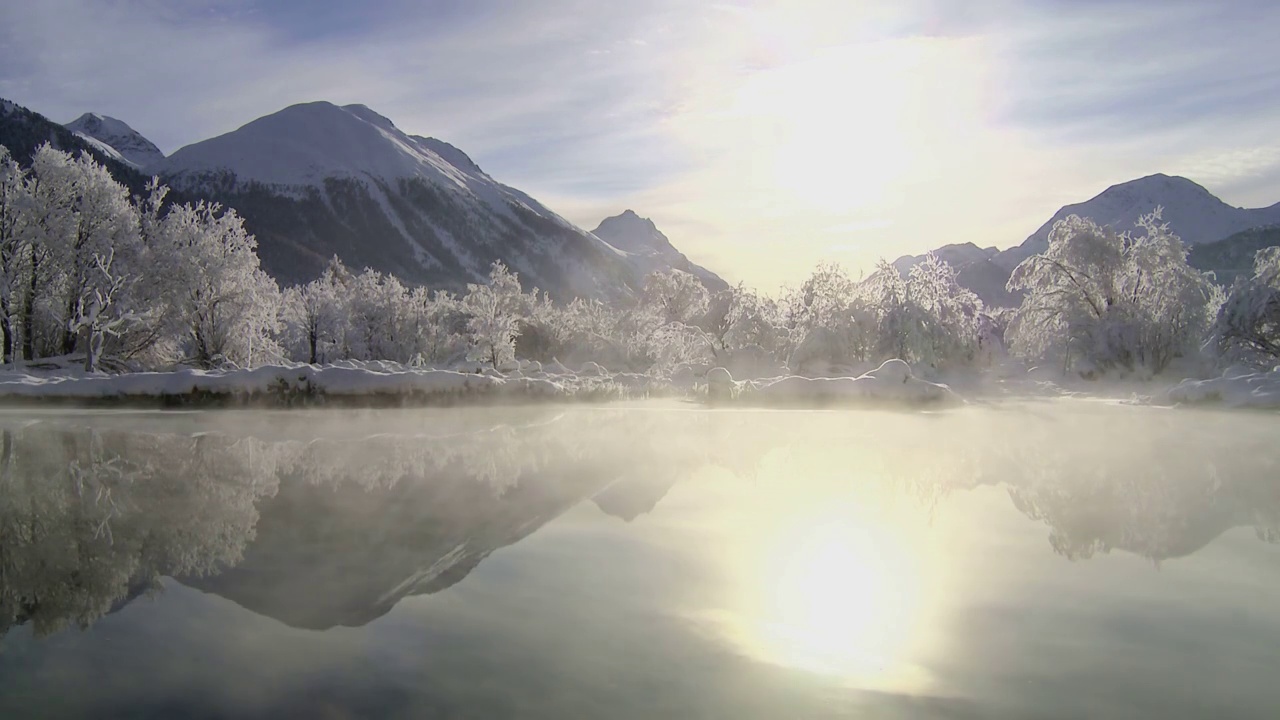 冬天，河水在清晨的阳光下冒着蒸汽视频下载