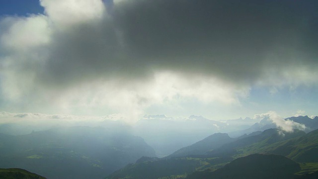 高山景观，阳光透过云层视频素材