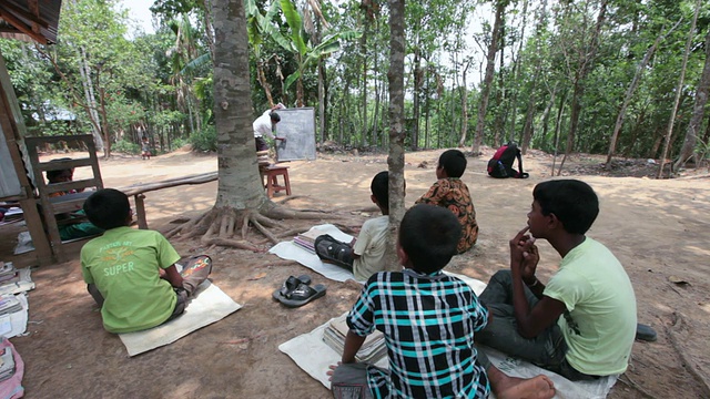 位于孟加拉国、印度次大陆、亚洲的塞赫特地区的Chondro部落，Alubari Kanitus小学，Chondro部落的孩子们在丛林中的露天学校上课视频下载