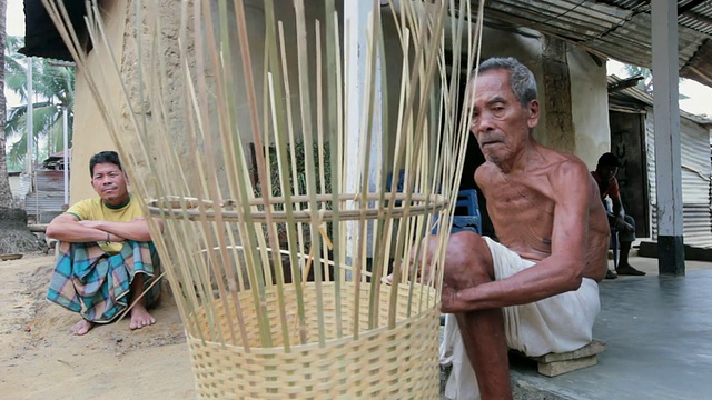 来自Tripuri部落的人编织传统的丛林篮子，Duluchora Para(也叫Tipra或tiperah)部落，Duluchora Para(村)，Sreemangal (Srimangal)，孟加拉国，印度次大陆，亚洲视频下载