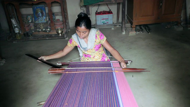 来自Tripuri部落的年轻女子正在编织传统织物，该部落的Duluchora Para(村)，Sreemangal (Srimangal)，孟加拉国，印度次大陆，亚洲视频下载