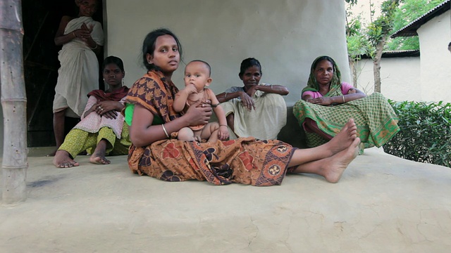 孟加拉妇女和一个婴儿在他们的房子前，在离斯瑞曼加尔不远的一个村庄，斯瑞曼加尔(Sreemangal, Srimangal)，位于孟加拉国，印度次大陆，亚洲，印度次大陆视频下载