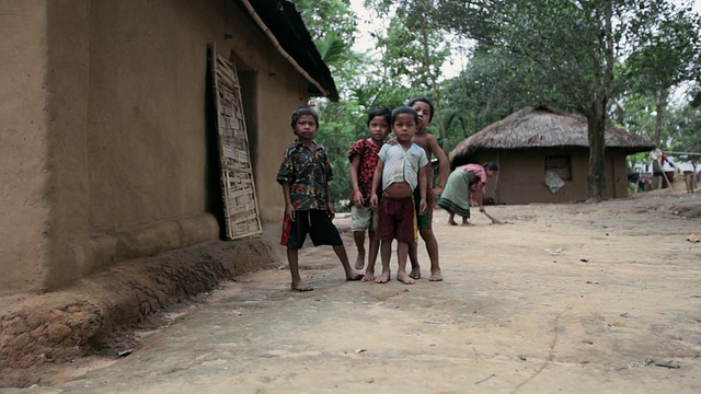 孩子们在一个小村落的房子周围玩耍，离Sreemangal (Srimangal)不远，Sylhet，孟加拉国，印度次大陆，亚洲视频下载