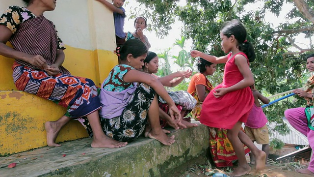妇女和女孩吃着水果玩着，卡西战争部落，12 No pungi Para(村庄)，Sreemangal (Srimangal)， Sylhet Division，孟加拉国，印度次大陆，亚洲视频下载