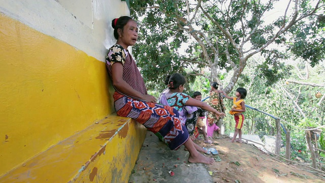 妇女和女孩吃着水果玩着，卡西战争部落，12 No pungi Para(村庄)，Sreemangal (Srimangal)， Sylhet Division，孟加拉国，印度次大陆，亚洲视频下载