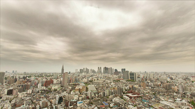 风暴前，新宿商业和购物区上空乌云密布，日本东京视频素材