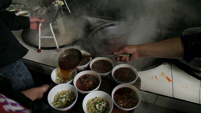 MS Shot of cooking noodles and serve soup in bowl /春华，陕西，中国视频下载