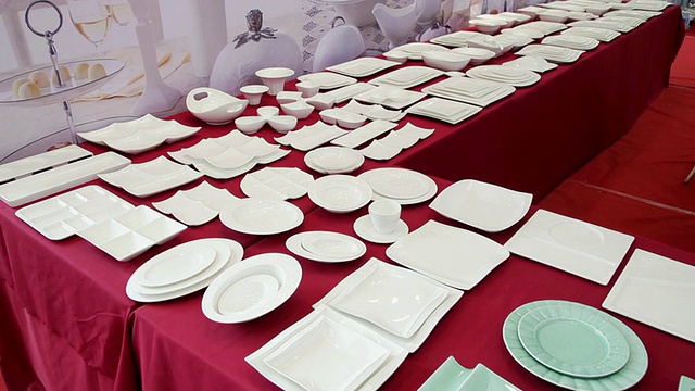 潘小姐在贸易展上拍摄的各种餐具/西安，陕西，中国视频素材