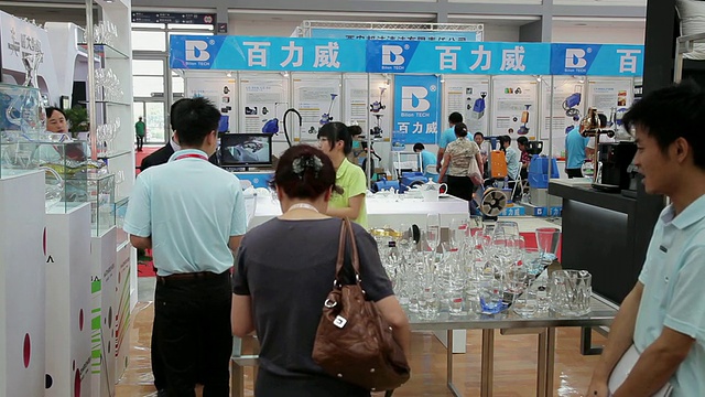 MS业务员在中国陕西西安的贸易展览会上与客户交谈视频素材