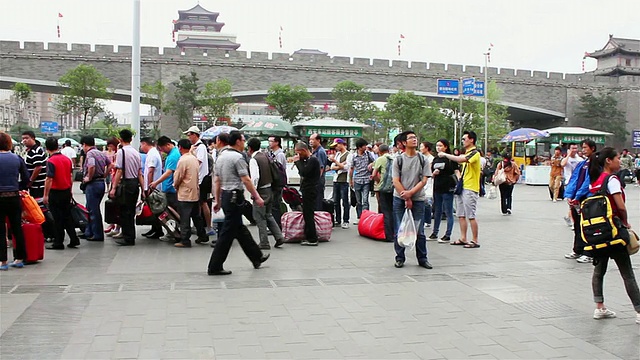 中国陕西西安火车站内乘客的照片视频素材