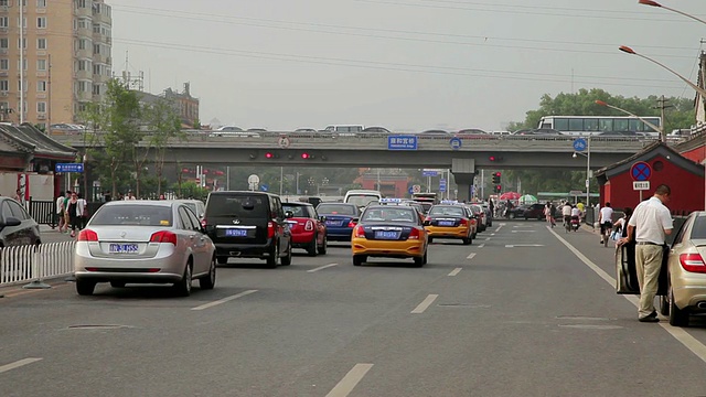 北京街道上的交通镜头/中国北京视频下载