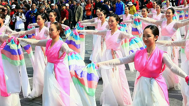 在韩国首尔市中心的宗庙祭祖仪式服装游行中行走的女性视频下载