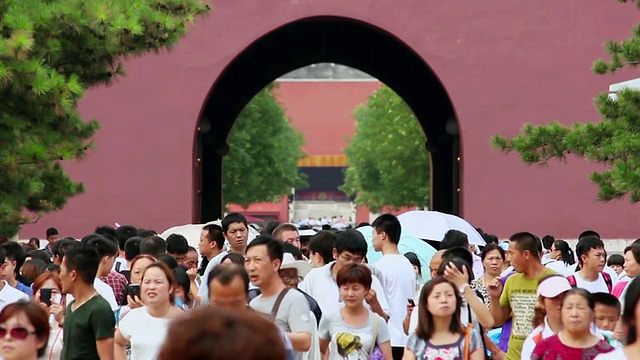 中国北京天安门广场拱门下的人群视频素材