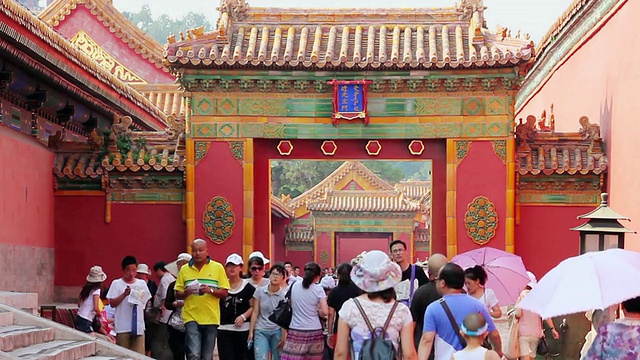 中国北京紫禁城漫步的MS游客视频素材