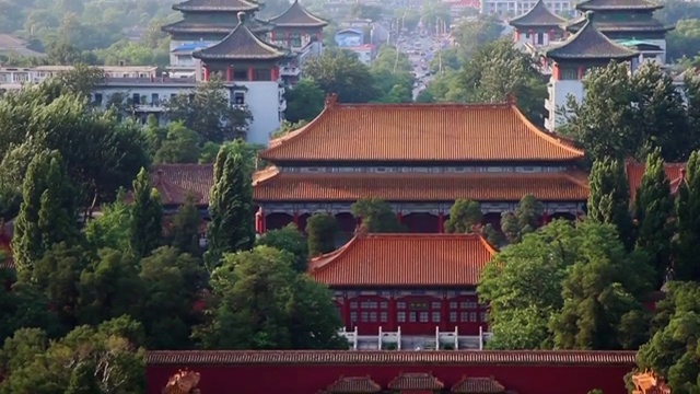 中国北京景山公园的寺庙建筑视频下载