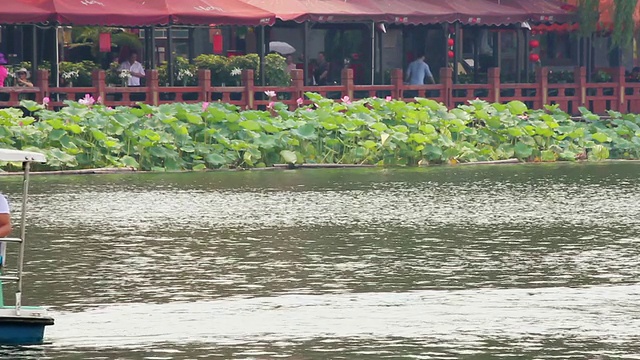中国北京，后海湖上的游船视频下载